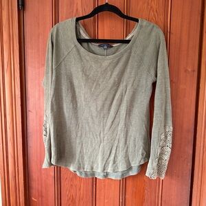 American Eagle Green Henley Waffle Long Sleeve Lace Sleeve Detail Size Medium